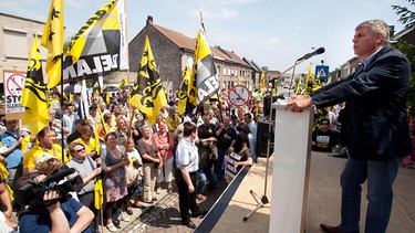 Filip Dewinter, Vorsitzender der flämischen ultrarechten Partei Vlaams Belang bei einer Demonstration gegen Islamisierung am 05 June 2011 in Lier(Belgien) | Bild: picture-alliance/dpa