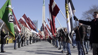 Mitglieder nationalistischer Organisationen begrüßen lettische Waffen-SS Veteranen in Riga, Lettland am 16 März 2013 | Bild: picture-alliance/dpa