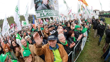 Anhänger der italienischen Partei "Lega Nord" während dem jährlichen Treffen in Pontima am 7. April 2013 | Bild: picture-alliance/dpa