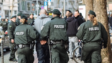 Festnahme in Köln nach einer Massenschlägerei zwischen Fans | Bild: picture-alliance/dpa