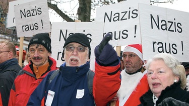 Gräfenberg, 8. Dezember 2007: Bürger demonstrieren gegen einen NPD-Aufmarsch | Bild: picture-alliance/dpa