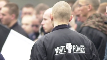 Neonazi mit Kleidung mit der Aufschrift "White Power" | Bild: picture-alliance/dpa