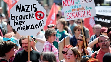 Widerstand gegen Rechtsextremismus: Bürger in Würzburg protestieren gegen Neonazis | Bild: picture-alliance/dpa; Bildbearbeitung: BR
