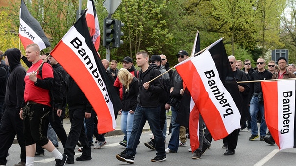 Bamberger Rechtsextreme beteiligen sich an einer Neonazi-Demonstration in Saalfeld (1.05.2015) | Bild: BR/Jonas Miller