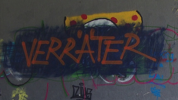 Verräter-Graffiti an einem Brückenpfeiler | Bild: BR