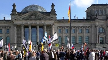 Demonstration der Reichsbürger vor dem Reichstag in Berlin im Oktober 2014 | Bild: BR