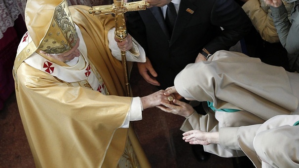 Das Kirchenoberhaupt begrüßt zwei Nonnen in der Sagrada Familia in Barcelona | Bild: picture-alliance/dpa