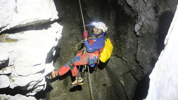 Einsatzkräfte der Bergwacht in Riesending-Schachthöhle | Bild: Leitner, BRK / dpa