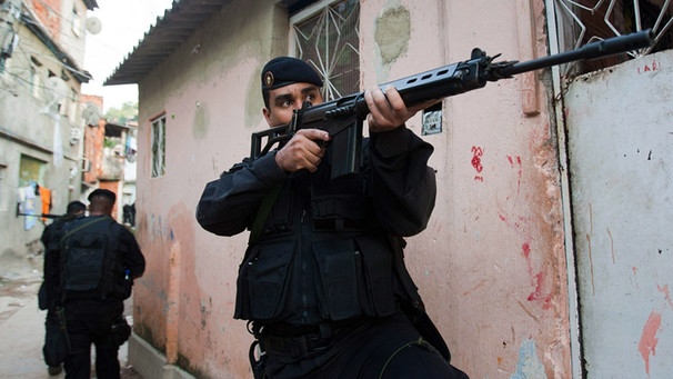 Ein Polizeieinsatz in einer Favela in Rio de Janeiro (Archivbild) | Bild: picture-alliance/dpa