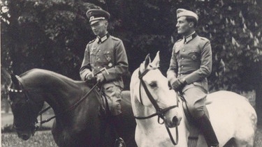 Roland von Hößlin (r.) mit seinem Vater Hubert von Hößlin im Jahr 1942 | Bild: Genealogisches Familienarchiv von Hößlin