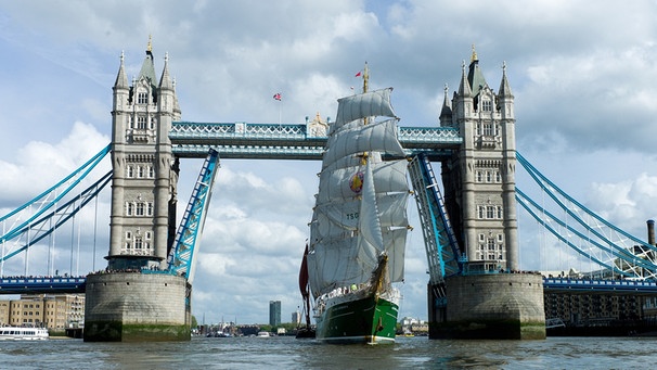 Segelschiff vor der Tower Bridge | Bild: picture-alliance/dpa