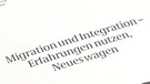 Bundesinnenminister Otto Schily mit Jahresgutachten 2004 des Zuwanderungsrates | Bild: picture-alliance/dpa