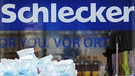 Das Logo der Drogeriemarktkette "Schlecker" auf einem Laden-Fenster  | Bild: picture-alliance/dpa