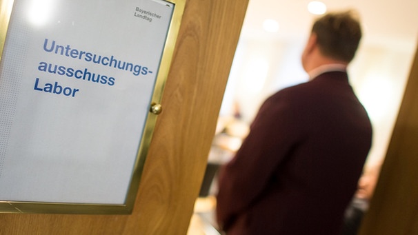 Ein Schild mit der Aufschrift "Untersuchungsausschuss Labor" vor einem Sitzungssaal im Bayerischen Landtag in München | Bild: picture-alliance/dpa/Matthias Balk