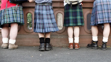 Schotten entscheiden über Unabhängigkeit: Schotten im Schottenrock an Brüstung | Bild: picture-alliance/dpa