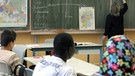 Schüler mit Migrationshintergrund und aus Deutschland lernen gemeinsam | Bild: picture-alliance/dpa