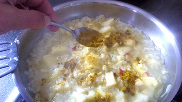 Curry-Fisch mit Apfel Kochen hier koecheln die Zutaten im Topf | Bild: BR/Viktoria Wagensommer