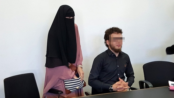 Ein Mann und eine Frau stehen wegen IS-Symbolen vor dem Augsburger Amtsgericht | Bild: BR/Torsten Thierbach