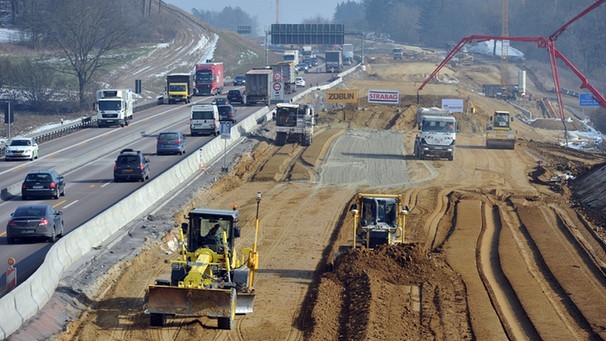 Blick auf die Baustelle an der Autobahn A8 Augsburg - Ulm, aufgenommen am 19.02.2015 bei Zusmarshausen (Bayern). In Berlin wird am 16.03.2016 der Bundesverkehrswegeplan bis 2030 vorgestellt. | Bild: picture-alliance/dpa