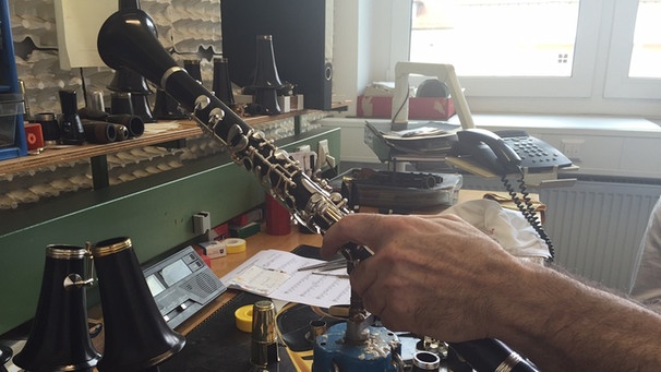 In der Werkstatt der Firma Hammerschmidt werden pro Jahr bis zu 400 Klarinetten hergestellt, die von Musikern aus Spitzenorchestern gespielt werden | Bild: BR/Schack 