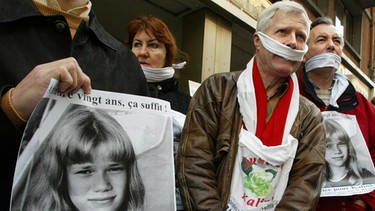 André Bamberski (3.v.l.), Vater der toten Kalinka, und Unterstützer demonstrieren am 7. Februar 2002 vor dem deutschen Konsulat in Toulouse. | Bild: picture-alliance/dpa/Pascal Pavani