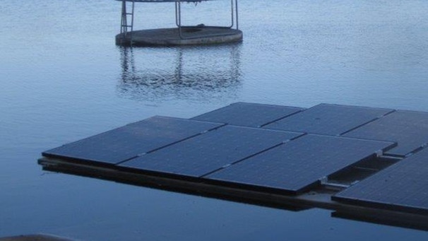 In Asbach-Bäumenheim geht heute (30.9., 11 Uhr) die erste schwimmende Photovoltaikanlage Bayerns in Betrieb. Jeweils 10 Solarmodule sind auf kleinen Inseln montiert und sollen das Kieswerk mit Strom versorgen. | Bild: Dr. Johannes Strasser 