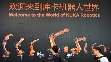 Chinesische Besucher auf der China Industrial Fair vor dem Kuka Stand | Bild: picture-alliance/dpa