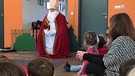 Nikolaus, Kinder, Geschenke im Kindergarten in Haunstetten bei Augsburg  | Bild: BR/Christa
