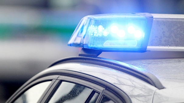 Symboldbild: Blaulichter von Polizeifahrzeugen | Bild: dpa-Bildfunk/Rene Ruprecht