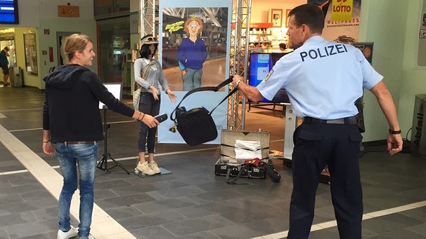 Reporterin Viktoria Wagensommer lässt sich zur Demonstration von einem Polizeibeamten beklauen | Bild: Frank Weberstetter, Bundespolizei