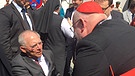  Reinhard Kardinal Marx, der Vorsitzende der Deutschen Bischofskonferenz, begrüßt Wolfgang Schäuble | Bild: BR/Judith Zacher