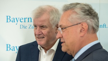 Horst Seehofer und Joachim Herrmann | Bild: pa/dpa/Peter Kneffel