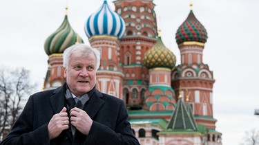 CSU-Chef Seehofer vor der Basilius-Kathedrale in Moskau | Bild: Sven Hoppe/dpa-Bildfunk