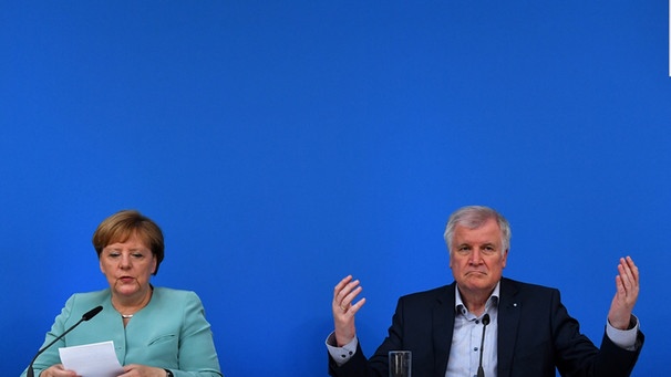 Der bayerische Ministerpräsident Horst Seehofer (CSU) sitzt bei einer Pressekonferenz zu den Ergebnissen der Klausur von CDU und CSU in Potsdam (Brandenburg) neben Bundeskanzlerin Angela Merkel (CDU).  | Bild: picture-alliance/dpa