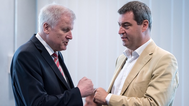 Seehofer und Söder im Gespräch vor einer CSU-Vorstandssitzung im Juli 2016 | Bild: picture-alliance/dpa