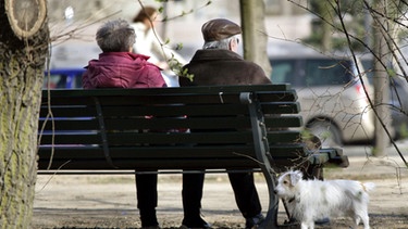 Senioren auf einer Bank | Bild: picture-alliance/dpa