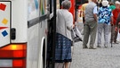 Bus mit älteren Menschen | Bild: picture-alliance/dpa