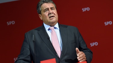 Der SPD-Parteivorsitzende Sigmar Gabriel spricht im Willy-Brandt-Haus in Berlin über die Landtagswahl in Mecklenburg-Vorpommern.  | Bild: picture-alliance/dpa