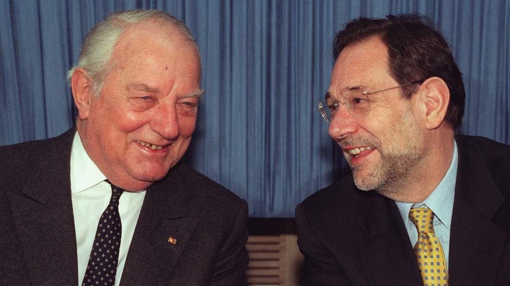 Zum allerletzten Mal leitet Ewald von Kleist (links) 1998 die Sicherheitskonferenz in München. Rechts im Bild NATO-Generalsekretär Javier Solana | Bild: picture-alliance/dpa