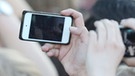 Allgegenwärtiges Utensil: Das Smartphone | Bild: dpa-Bildfunk / Malte Christians