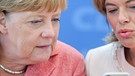 Politiker ohne Smartphone - heute undenkbar: Bundeskanzlerin Angela Merkel (CDU, l.) und Julia Klöckner, Vorsitzende der CDU Rheinland-Pfalz mit einem Smartphone | Bild: dpa-Bildfunk / Kay Nietfeld