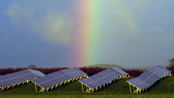 Ein Regenbogen steht am Sonntag (17.07.2011) am Himmel über einer Solarkraftanlage bei Oberbeuren (Schwaben). | Bild: picture-alliance/dpa