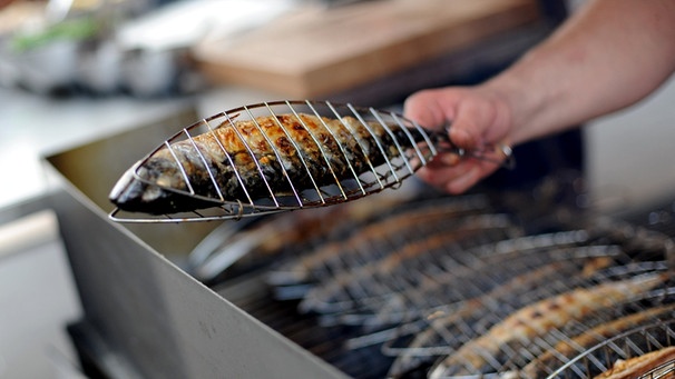 Grillen - ein Muss im Sommer; im Bild: Ein Grill voller Fische | Bild: dpa-Bildfunk