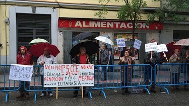 Demonstranten vor der Zentrale der Sozialistischen Partei in Madrid | Bild: ARD/Oliver Neuroth