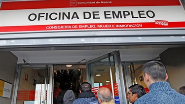 Arbeitslose warten 2012 vor einem Arbeitsamt in Madrid. Die Lage am spanischen Arbeitsmarkt hat sich weiter verschlechtert. | Bild: picture-alliance/dpa