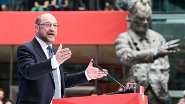SPD-Kanzlerkandidat Martin Schulz präsentiert den Zukunftsplan "Das moderne Deutschland - Zukunft, Gerechtigkeit, Europa". | Bild: dpa-Bildfunk/Maurizio Gambarini