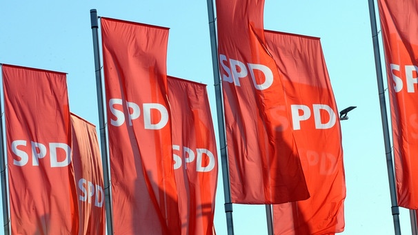 SPD-Fahnen wehen im Wind | Bild: picture-alliance/dpa