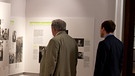 Besucher gehen am 01.07.2014 durch die neugestaltete Dauerausstellung der Gedenkstätte Deutscher Widerstand in Berlin | Bild: picture-alliance/dpa