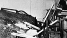 Nazi-Offiziere begutachten die Zerstörung im Raum der Karten-Baracke im Führerhauptquartier Rastenburg, wo das Attentat auf Adolf Hitler durch Oberst Stauffenberg stattfand | Bild: picture-alliance/dpa