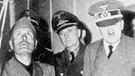 Noch am gleichen Tag nach dem mißglückten Attentat von Graf Stauffenberg zeigt Hitler Mussolini, der zum Besuch im Führerhauptquartier eintraf, die Trümmer der Baracke nach der Explosion in der Wolfsschanze. | Bild: SZ Photo